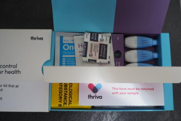 Small cardboard package containing three lancets to take blood, a plaster and instructions to use.