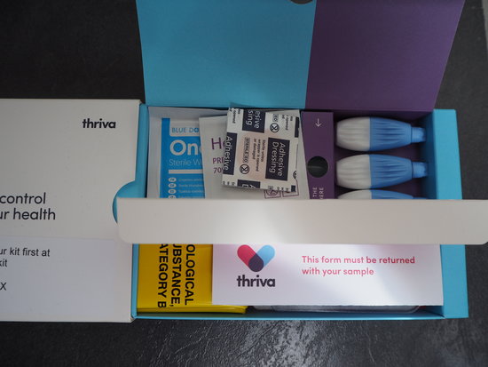Small cardboard package containing three lancets to take blood, a plaster and instructions to use.