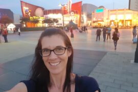 Becky Stafferton taking a selfie in front of Disneyland Paris Studios