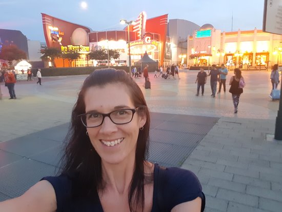 Becky Stafferton taking a selfie in front of Disneyland Paris Studios