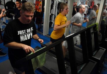 people runnng on the treadmill in the gym