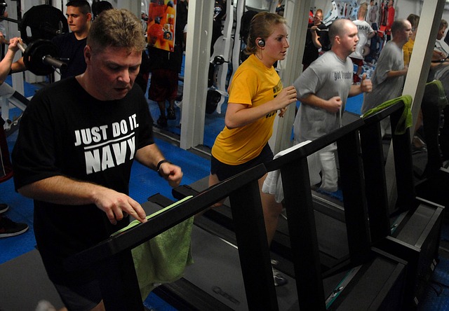 people runnng on the treadmill in the gym