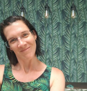 Becky Stafferton from The Artof Healthy Living wearing rimless glasses to show how a different pair of glasses can change your look.